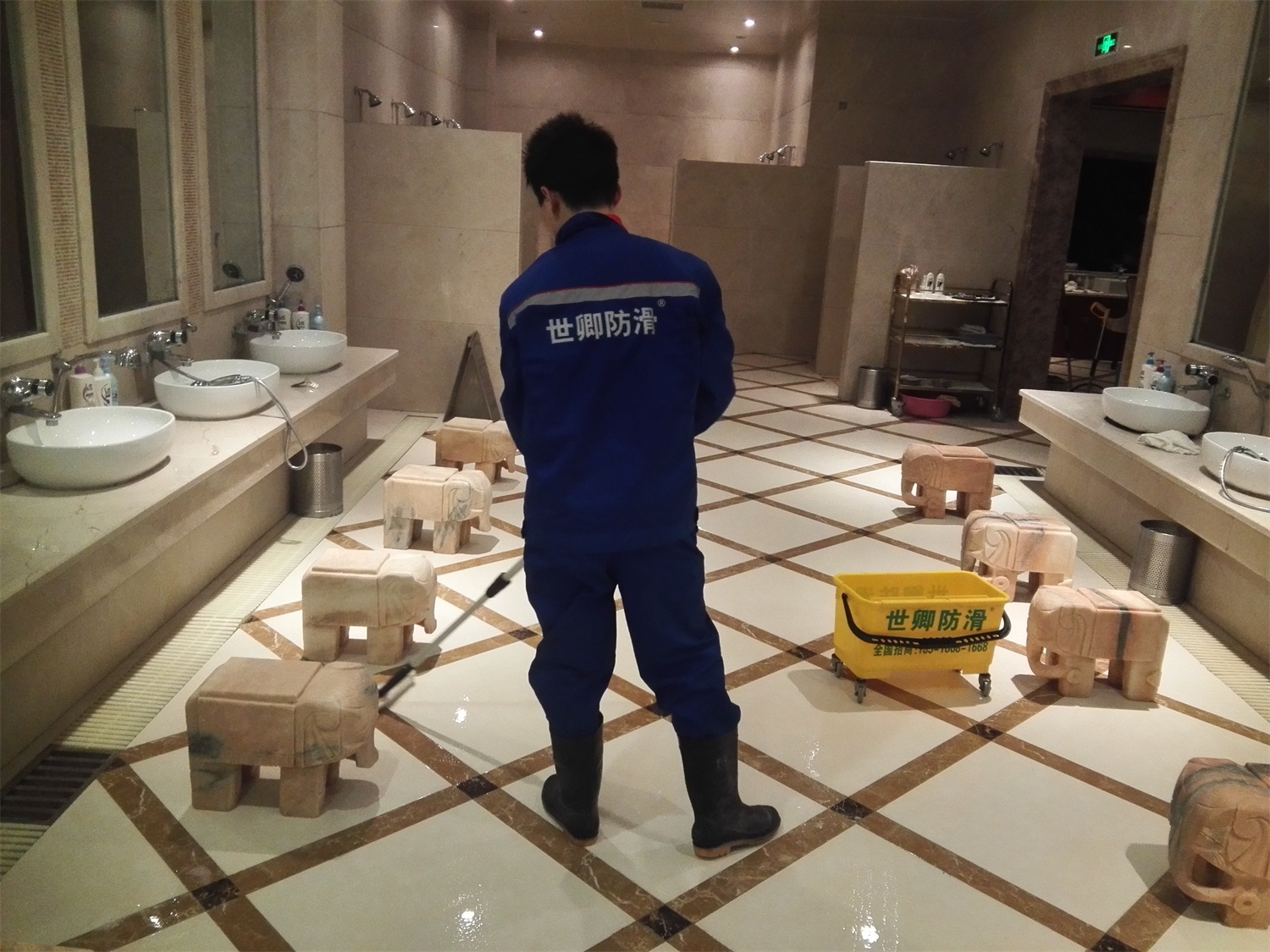 太倉市金色世紀休閑浴場地面防滑處理完工