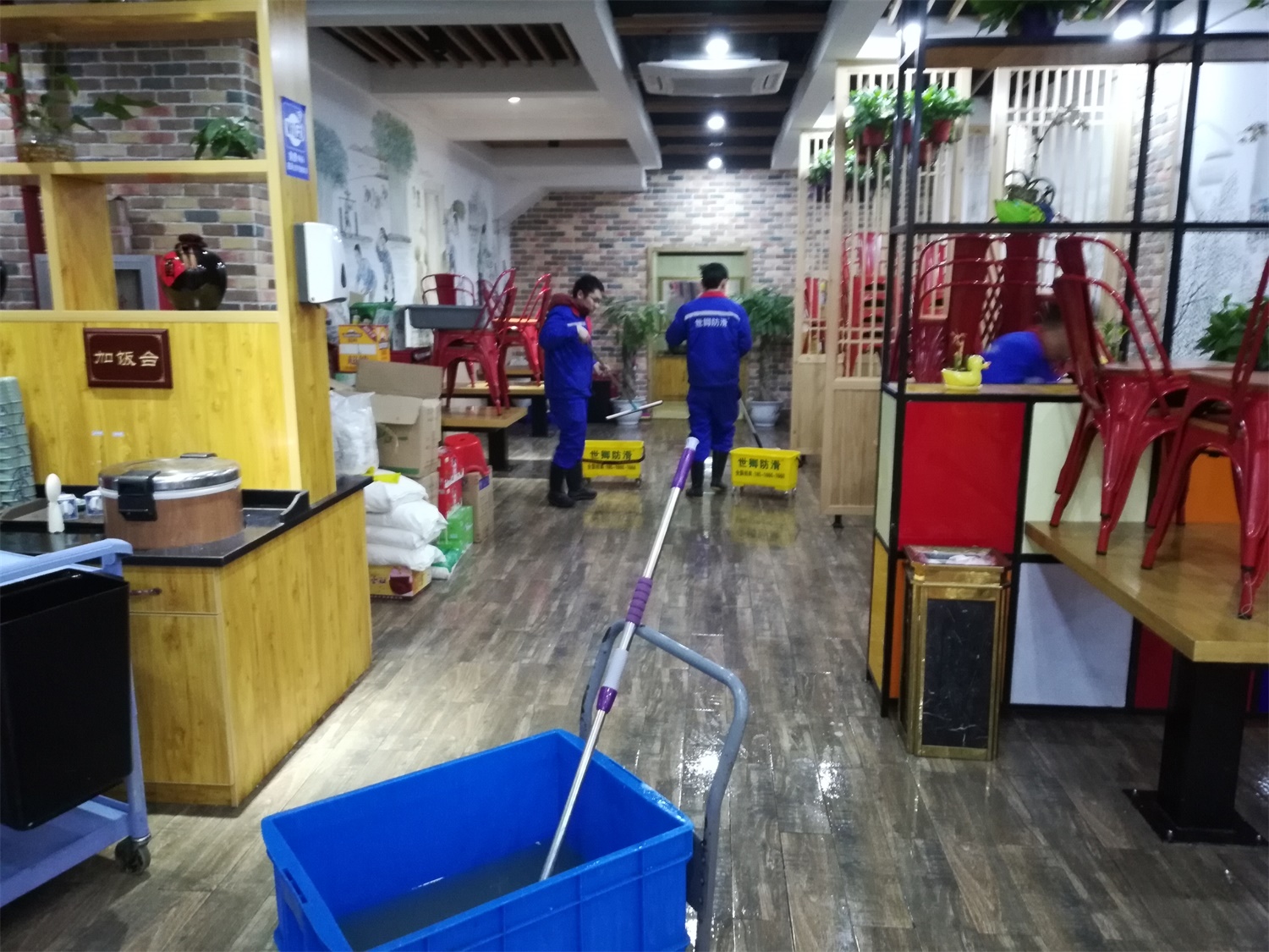 仲農商連鎖餐飲八分店地面防滑處理完工