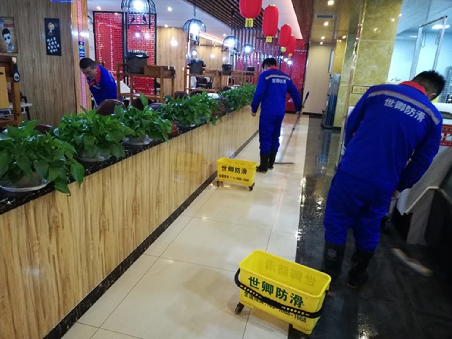 劉一手火鍋地面防滑