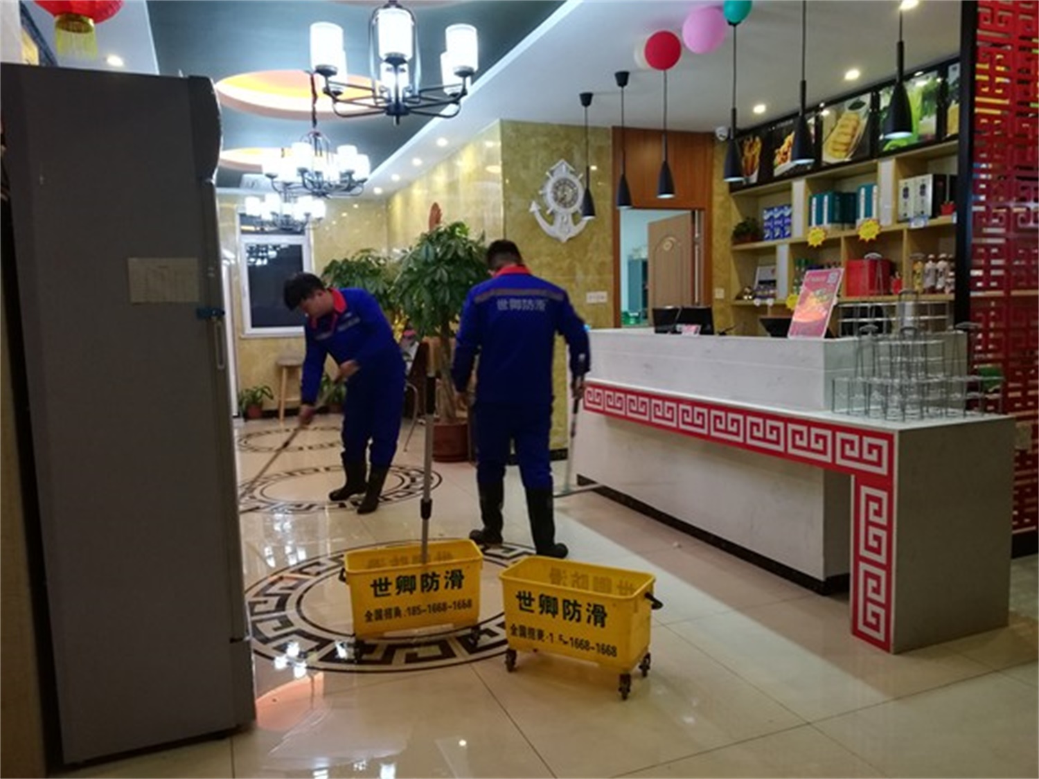 劉一手火鍋地面防滑