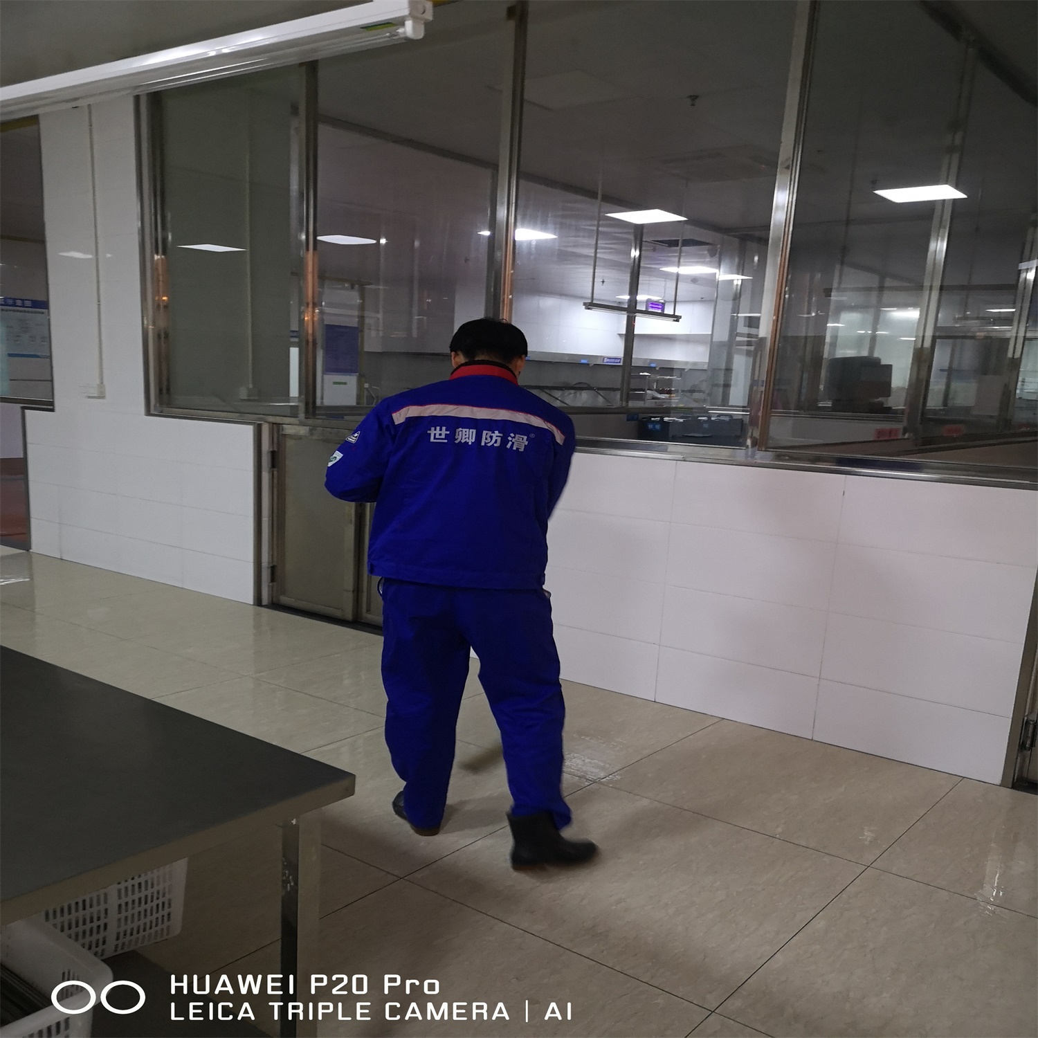 上海慶磊餐飲有限公司地面防滑處理已完成