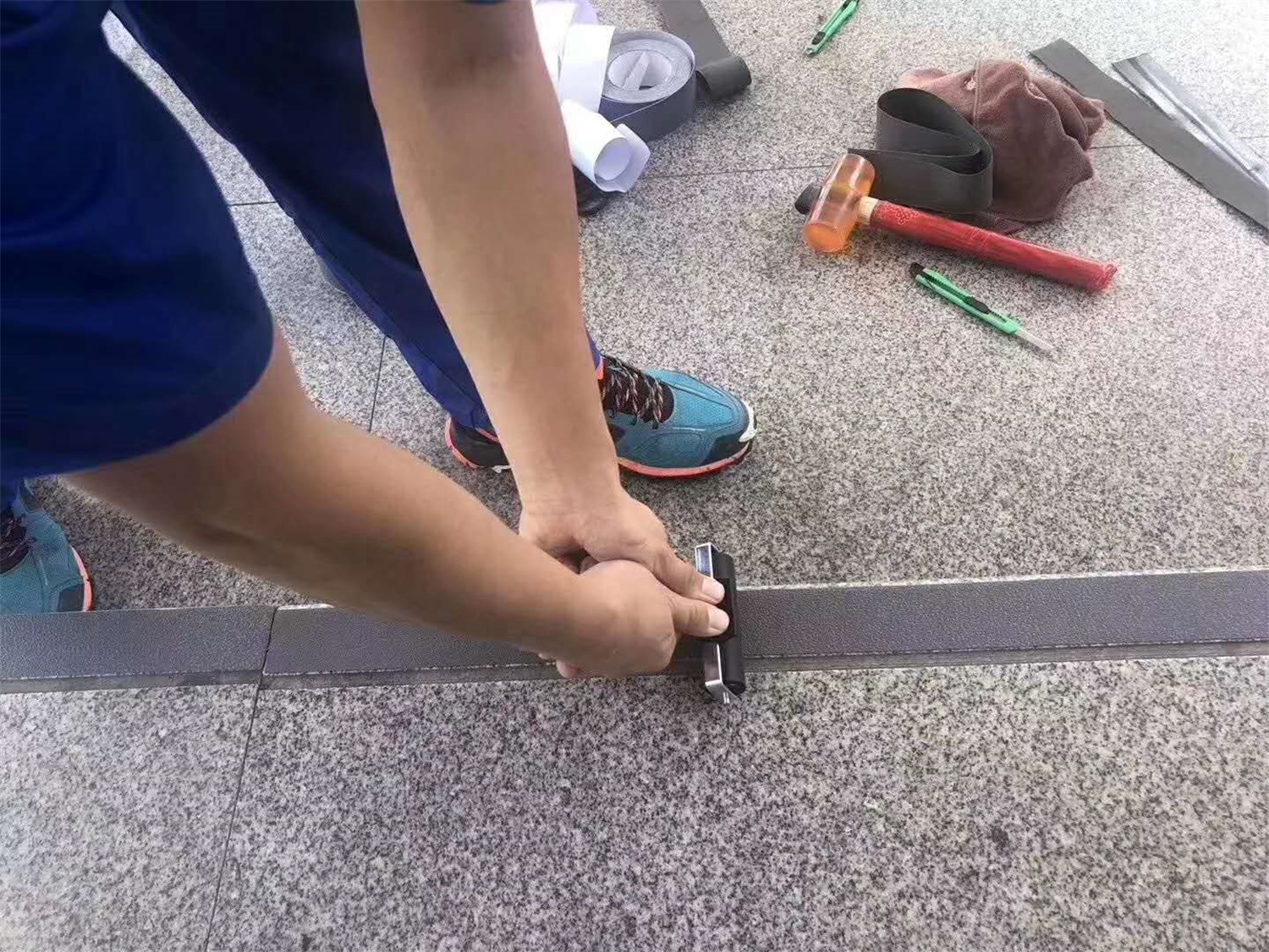 高鐵站膠帶施工
