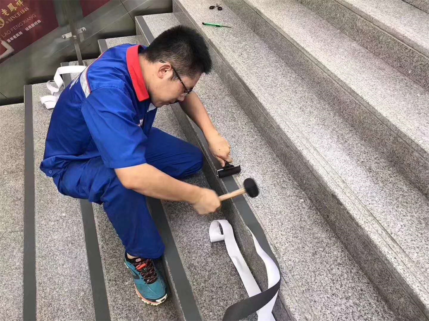 高鐵站膠帶施工