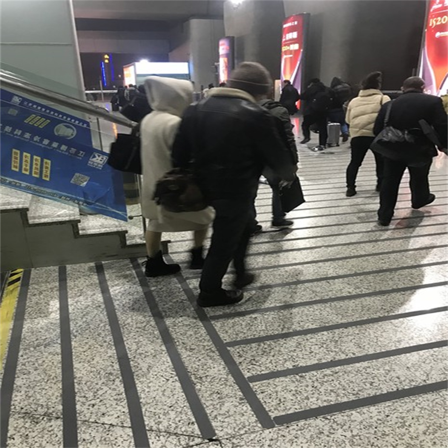 常州北站防滑膠帶施工