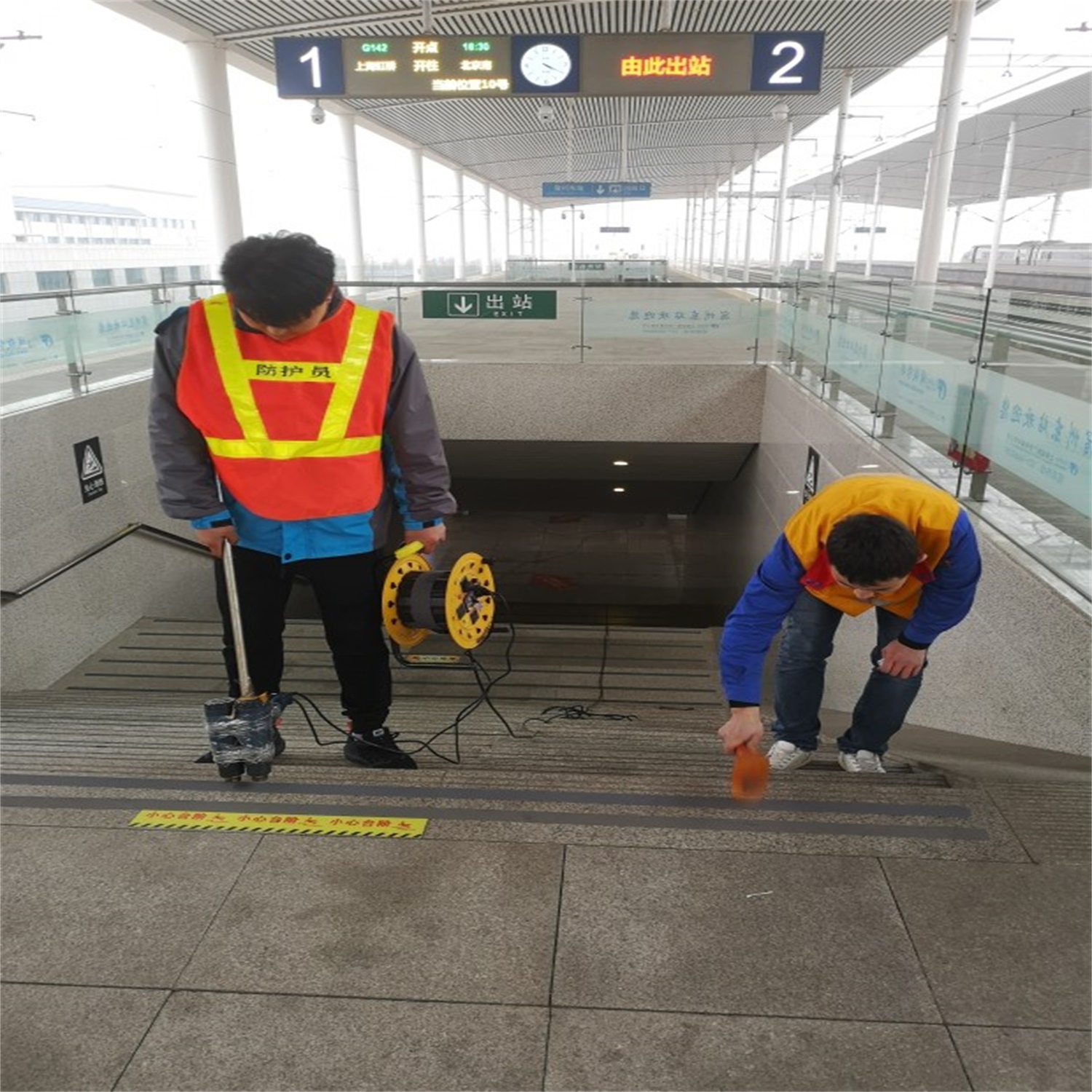 宿州東站 二期地面防滑膠帶施工