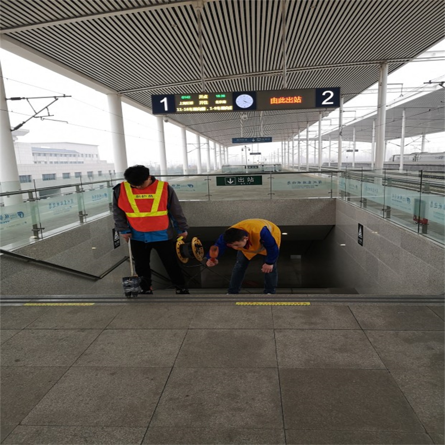 宿州東站 二期地面防滑膠帶施工