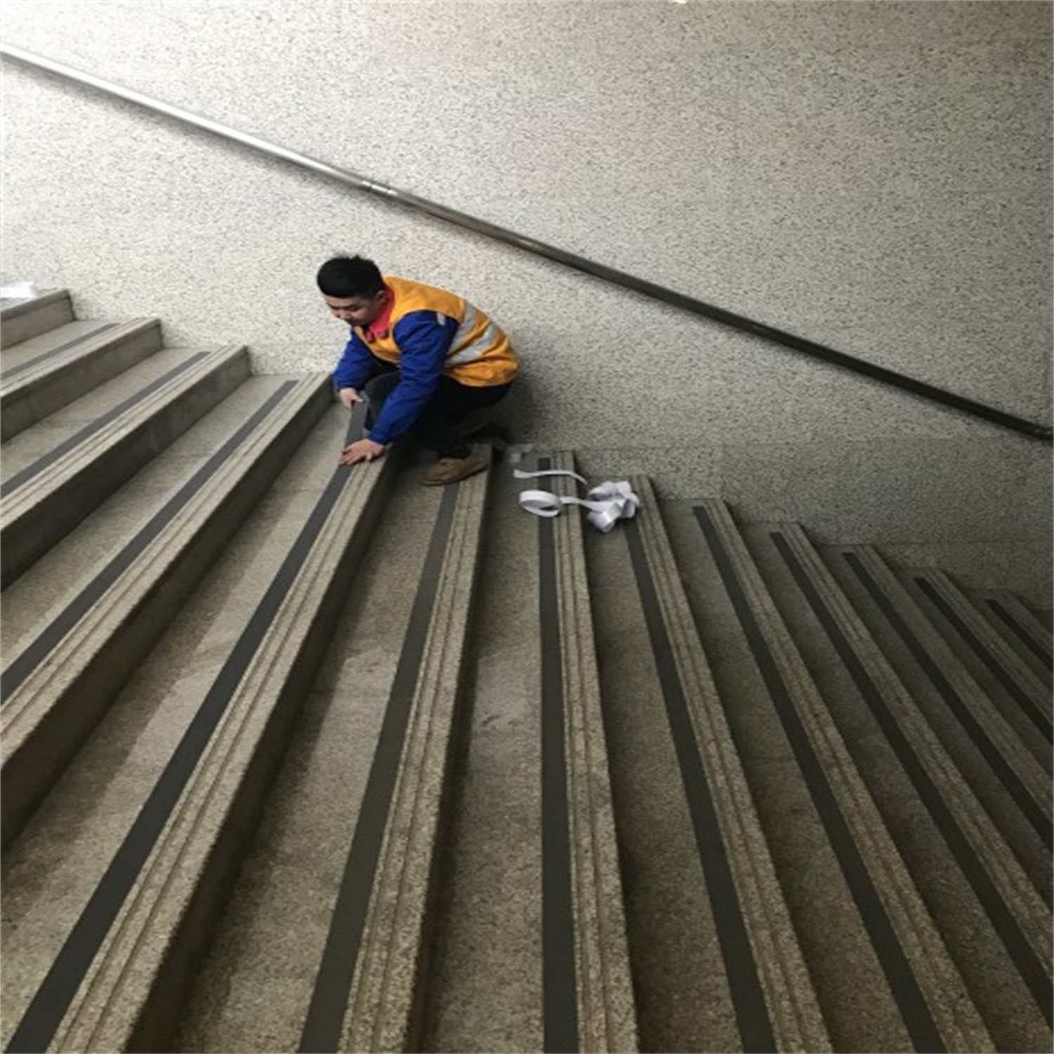 宿州東站 二期地面防滑膠帶施工