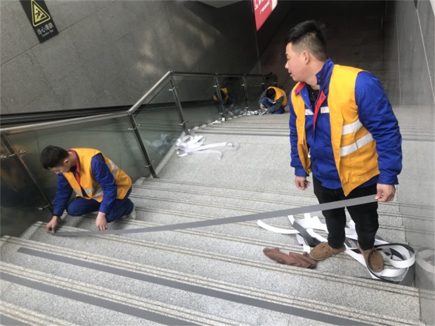 滁州站地面防滑膠帶施工
