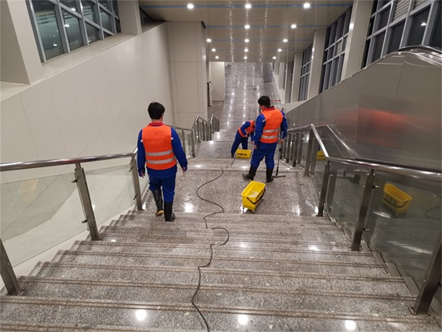 石家莊東站候車室地面防滑處理，站臺(tái)盲道地面防滑處理完工