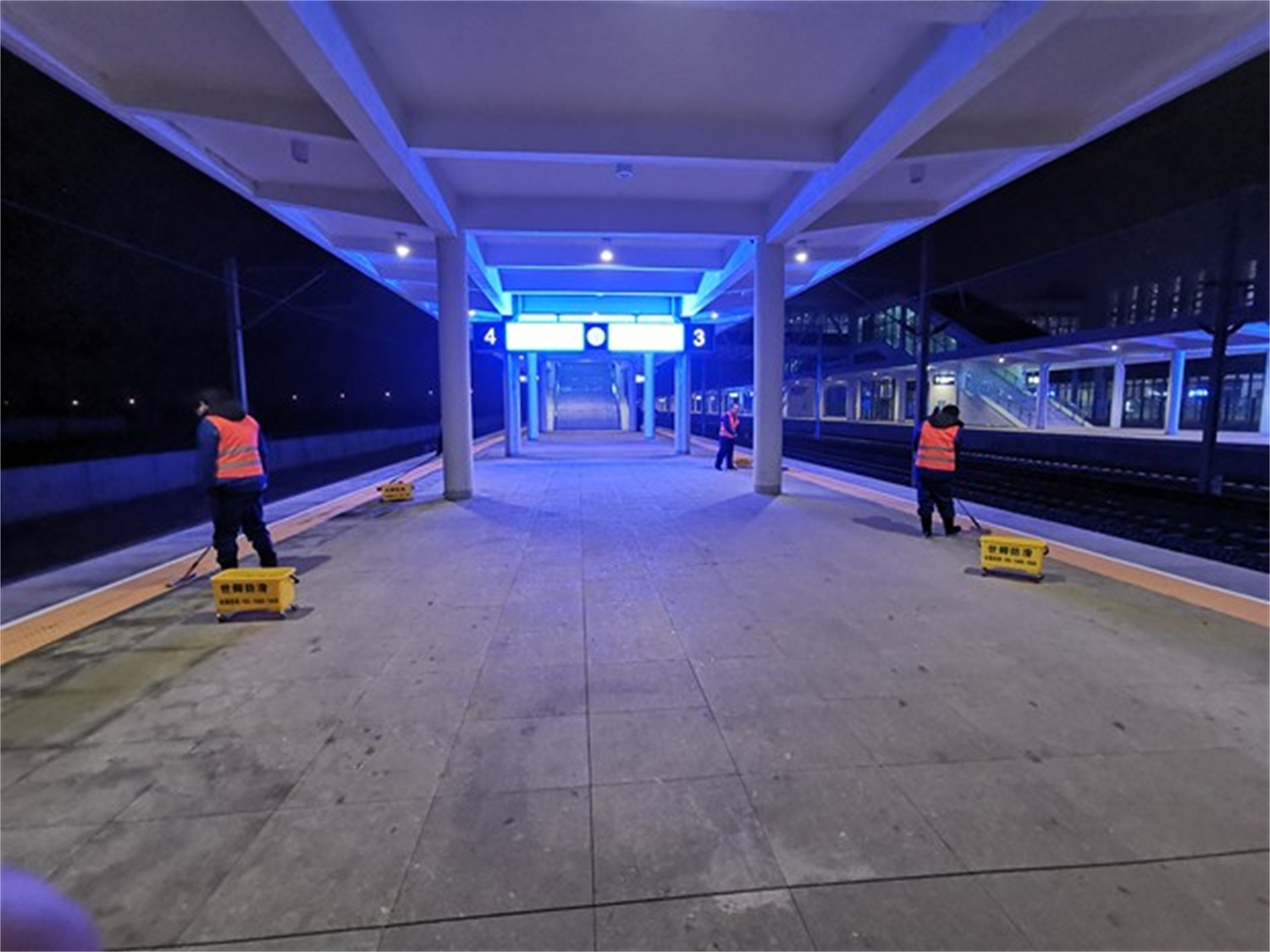 石家莊東站候車室地面防滑處理，站臺(tái)盲道地面防滑處理完工