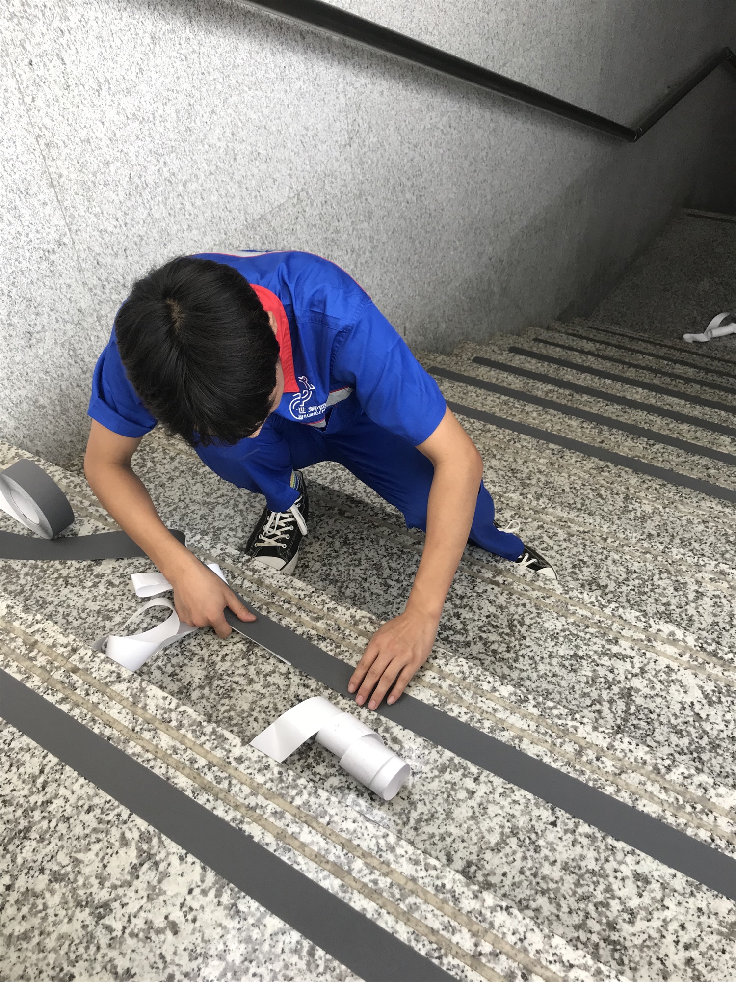 定遠站樓梯貼膠帶