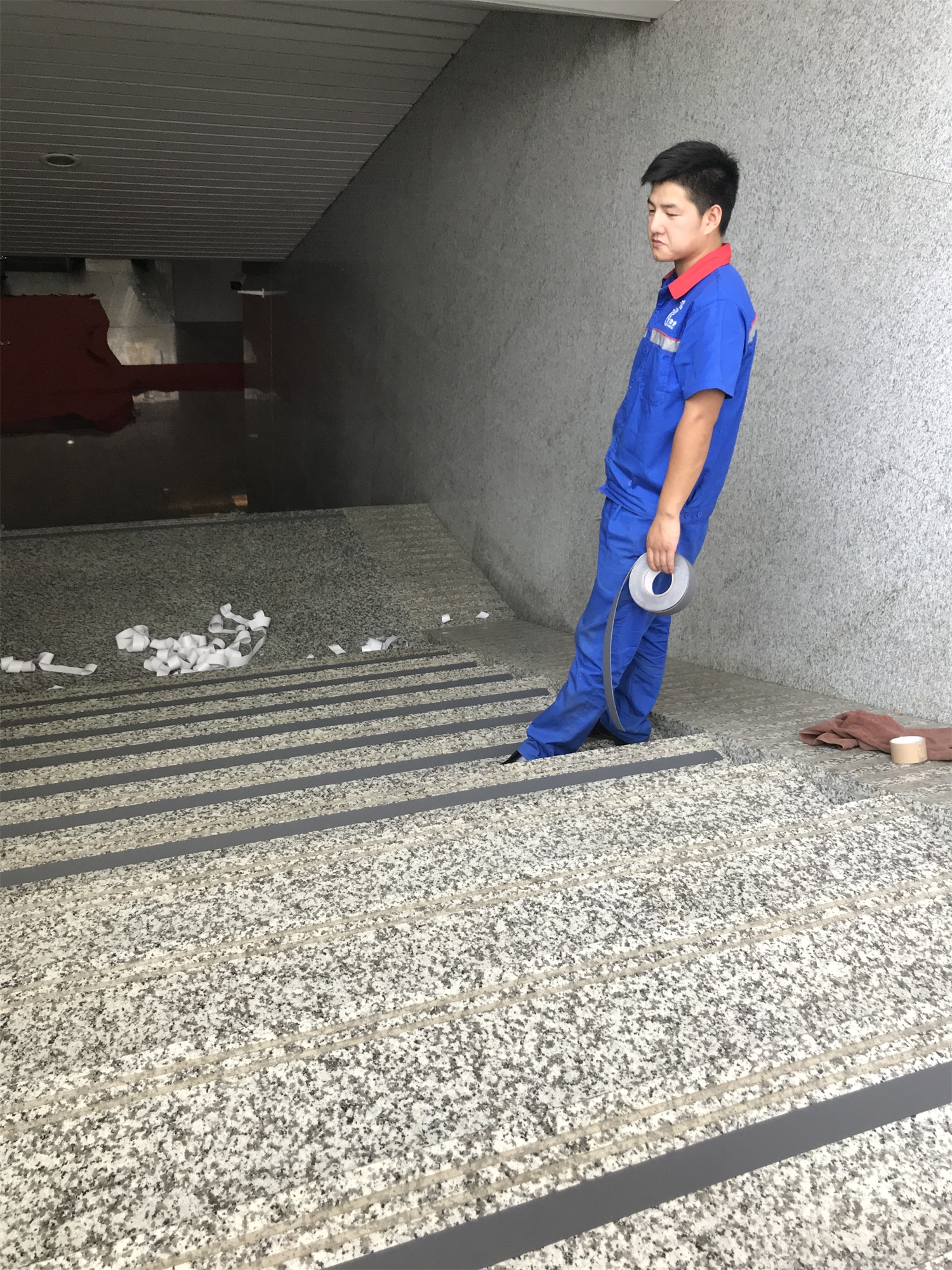 定遠站樓梯貼膠帶
