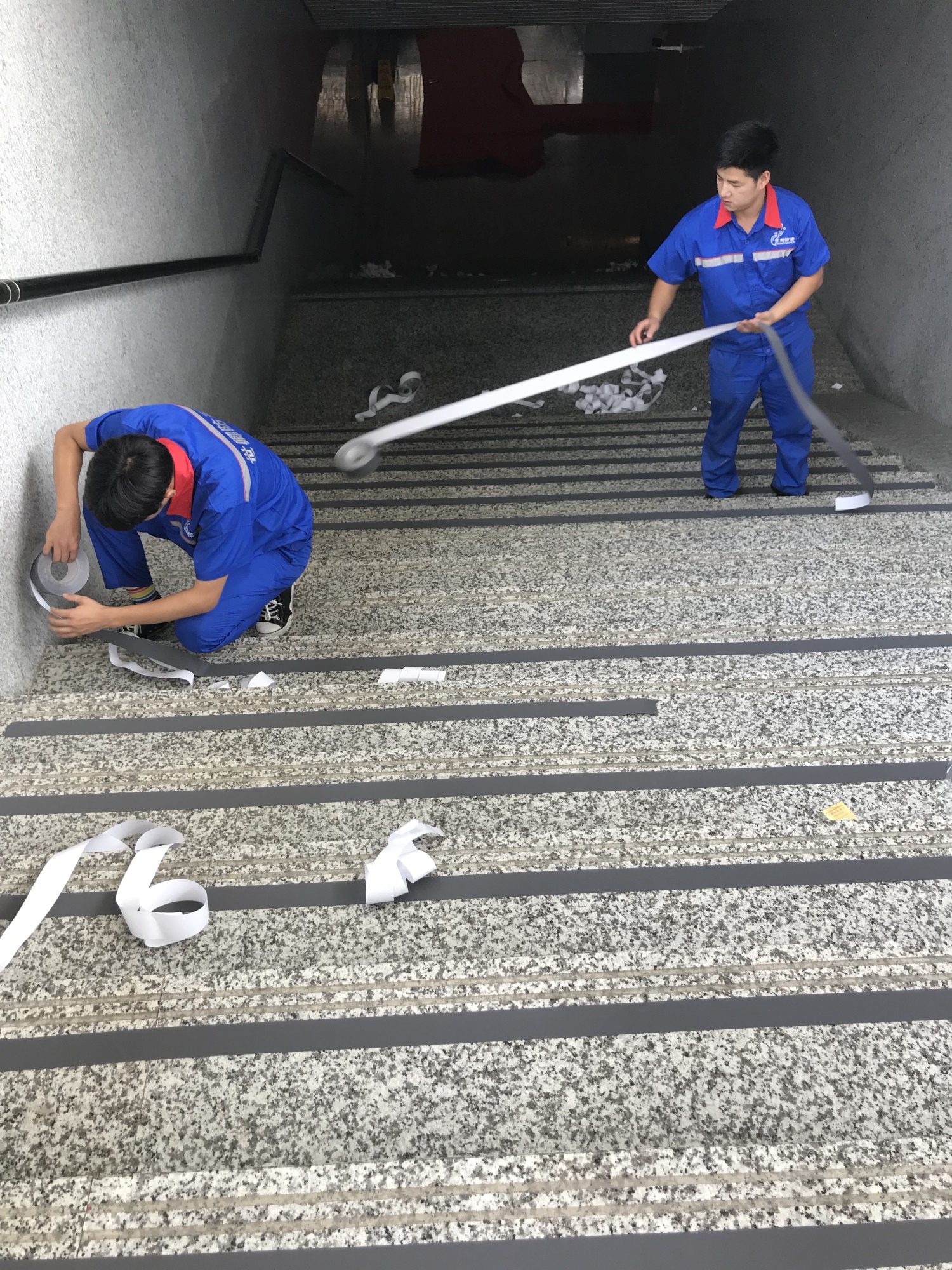定遠站樓梯貼膠帶