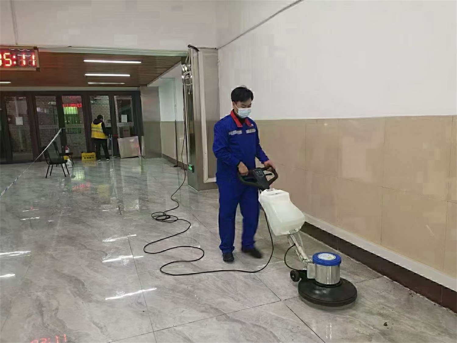 新鄉火車站地面濕滑完成