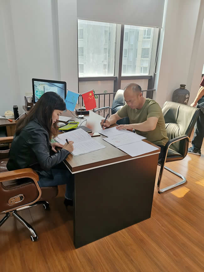歡迎何總加入世卿防滑。成為世卿防滑邵陽新寧事業合伙人。