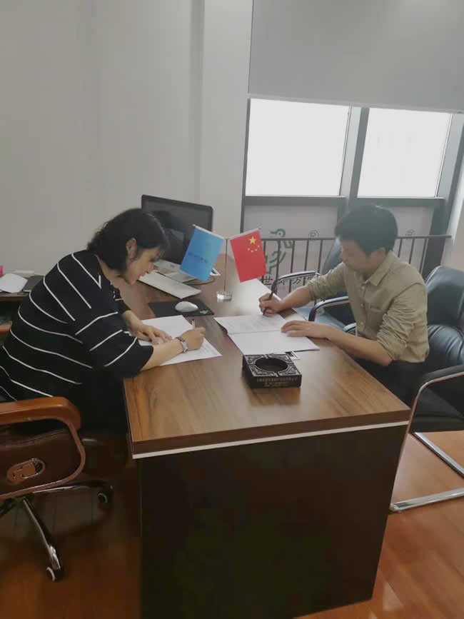 歡迎李總、鄧總加入世卿防滑，成為事業合伙人