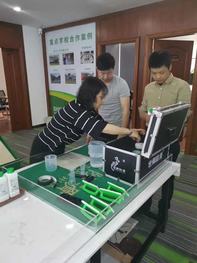 歡迎李總、鄧總加入世卿防滑，成為事業合伙人