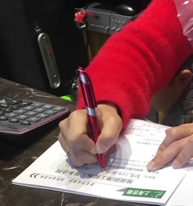 大斌家串串連鎖簽約湖南世卿防滑