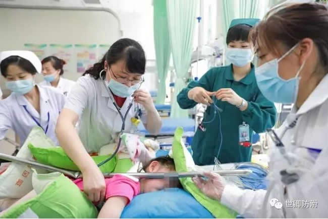 5歲女童滑倒，鉤子鉤入眼睛：孩子平安長大有多難？